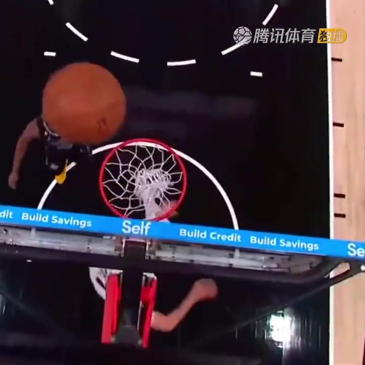 罕見一幕！努爾基奇拋投 球神奇停在籃板上沿 看呆凱爾登?。ㄅ瑺柣婕\）